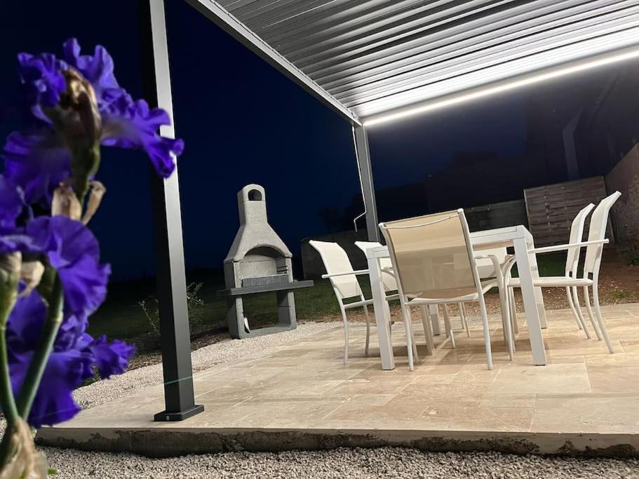 Gite La Bergerie, Piscine Chauffee, Couzon Экстерьер фото